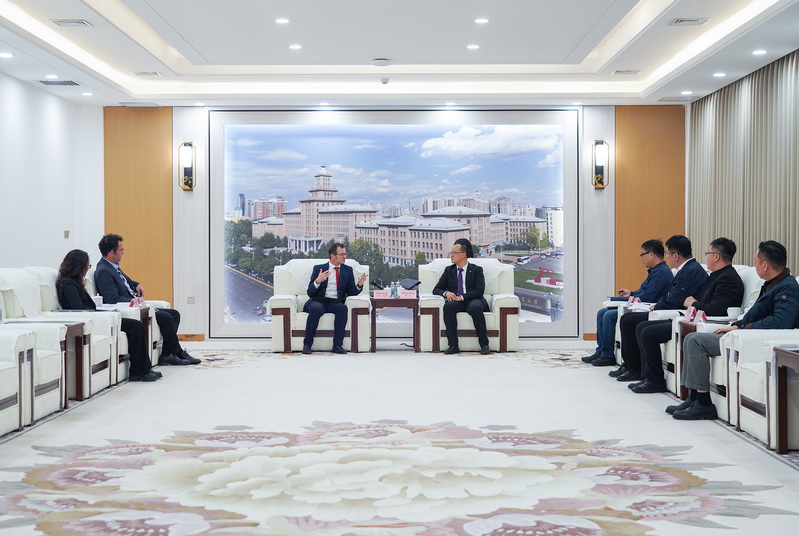 Vice-president of Emlyon Business School visits HIT