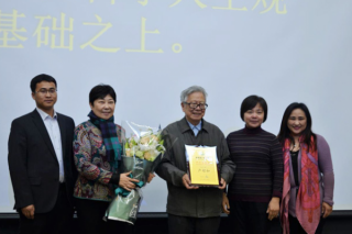 Academician Lu Yaoru Visits the Forum of Scientists