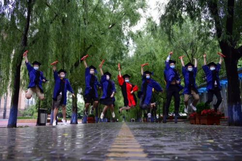  The first graduates of Harbin Institute of Technology in the new century started their new life journey today!