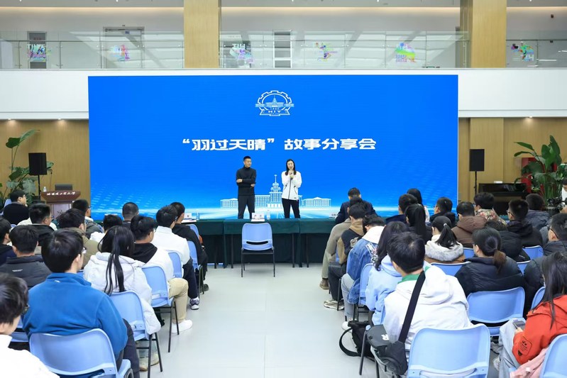 Badminton champion Lu Lan visits HIT