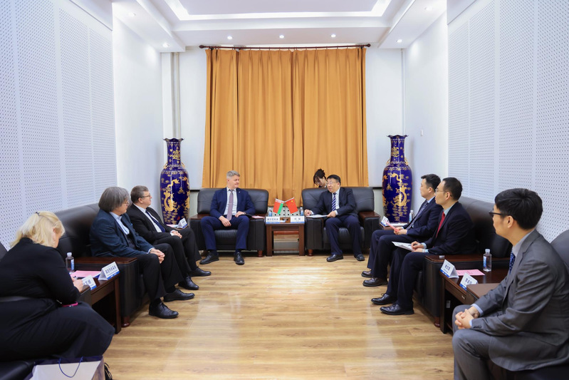NASB presidium's deputy chairman Sergei Shcherbakov visits HIT