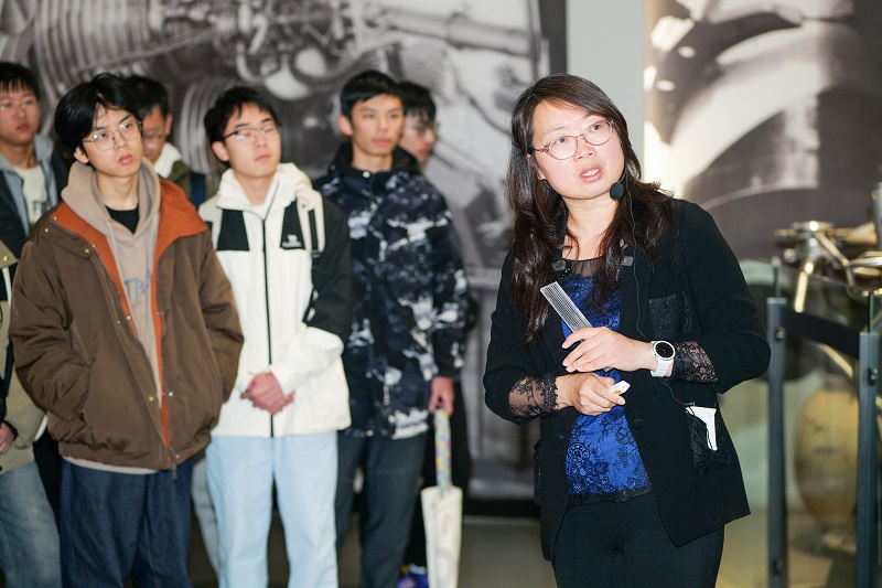 Professor Zhou leads students to HIT Aerospace Museum