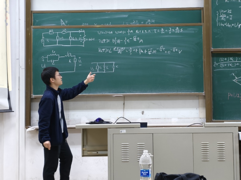 Jiang Zhengkang owns excellent GPA, national awards